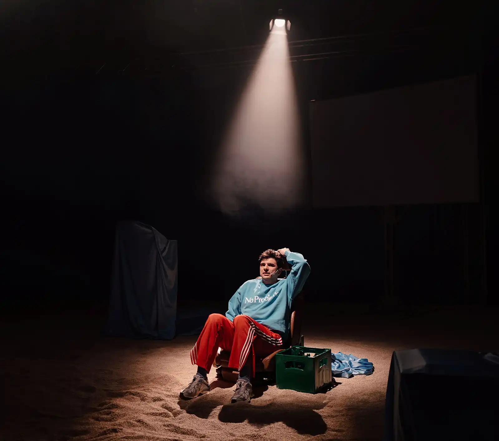 „Viață în lucru”, spectacolul în care Alex Bogdan își spune povestea celor 16 ani de dependență de jocuri de noroc, revine la Teatrul de Stat Constanța