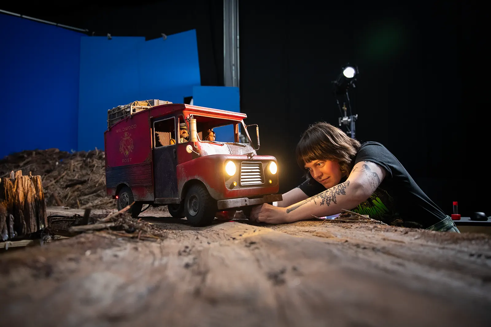 Realizarea unei scene stop-motion cu un vehicul miniatural pentru Wildwood
