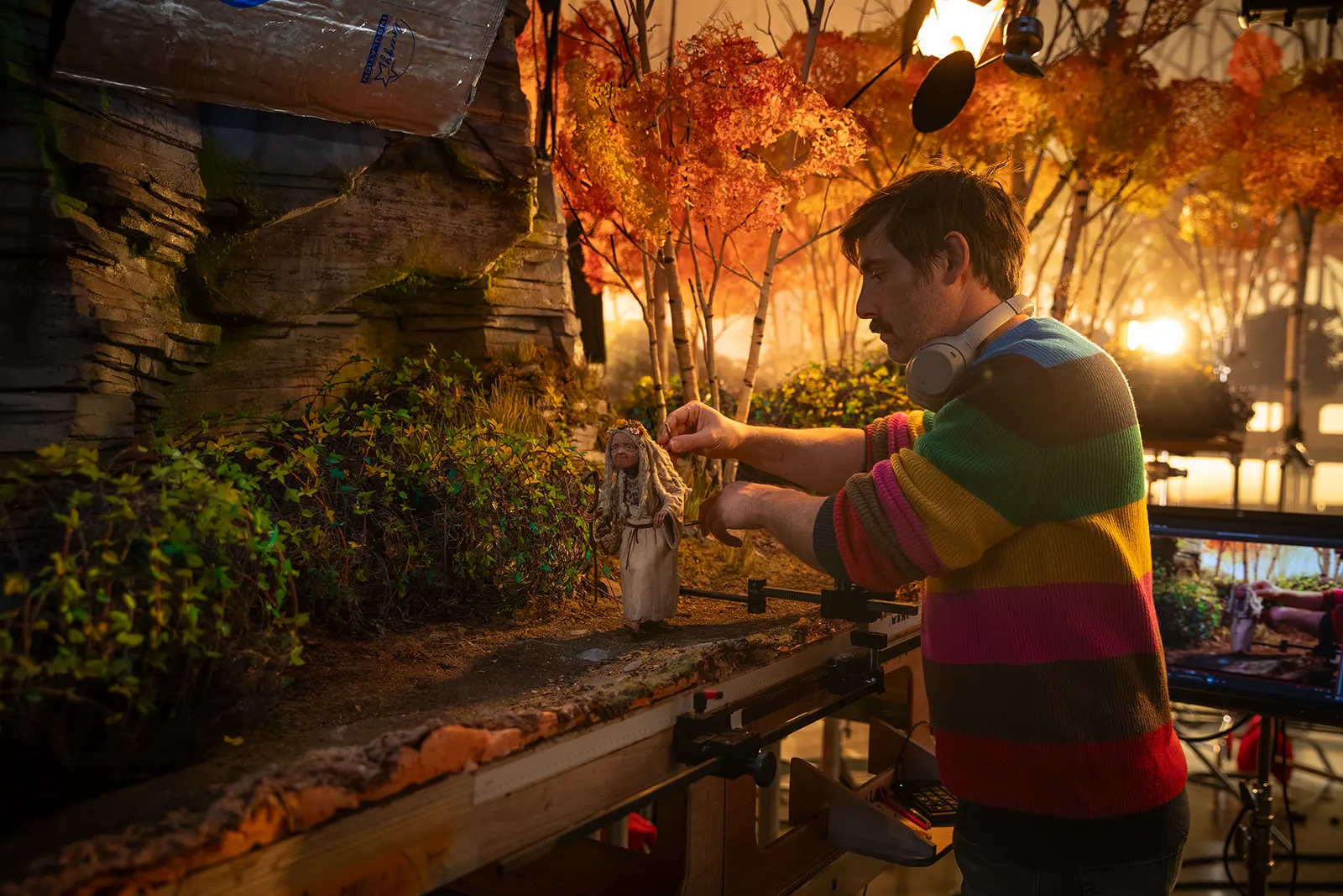 Animator lucrând la un decor miniatural pentru filmul Wildwood