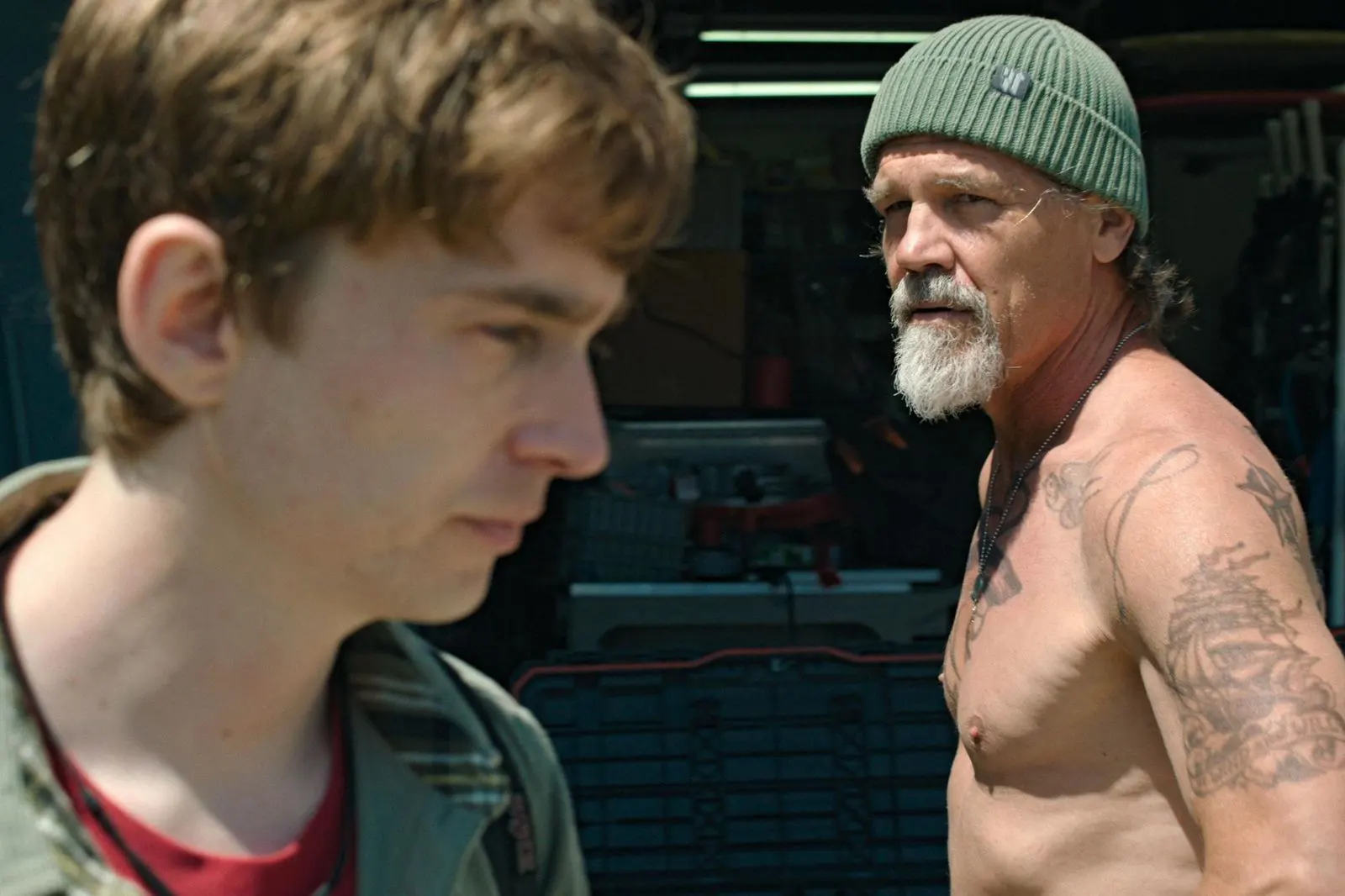 Austin Abrams și Josh Brolin într-o scenă din Whalefall