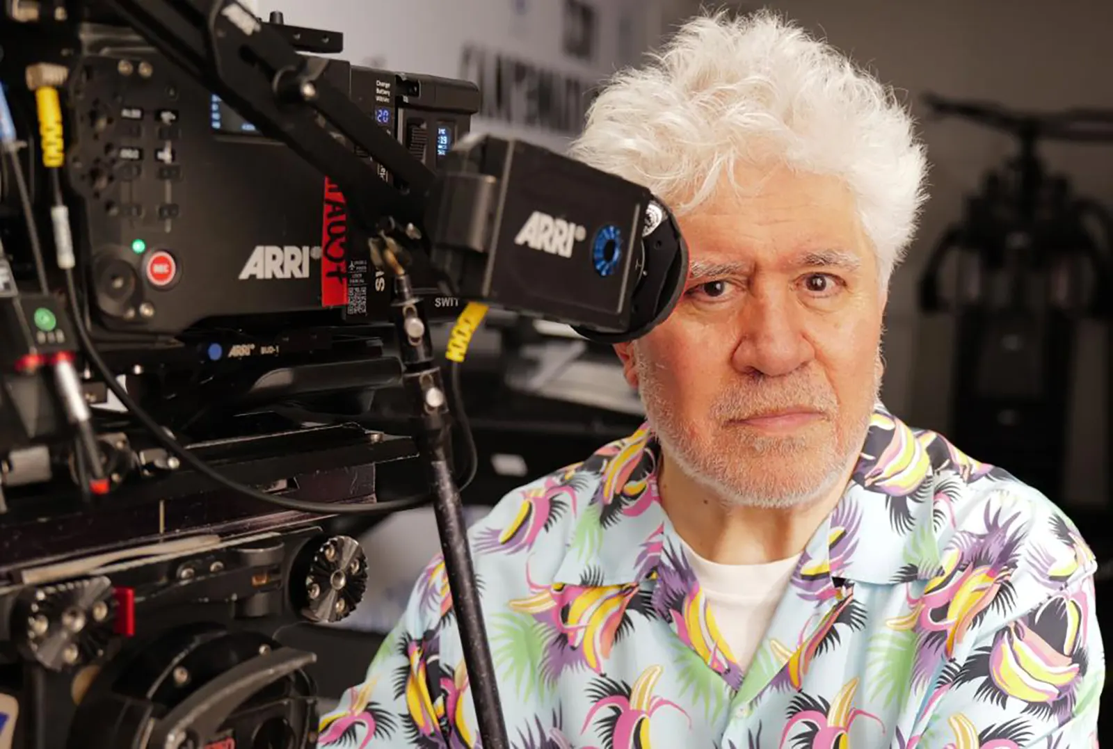 Pedro Almodóvar lângă o cameră de filmat ARRI