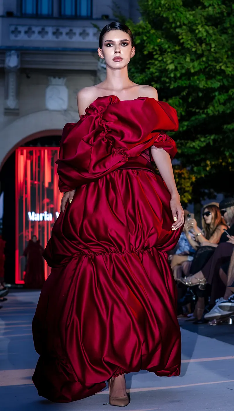 Model prezentând o creație roșie la ART EAST FASHION FESTIVAL 2026
