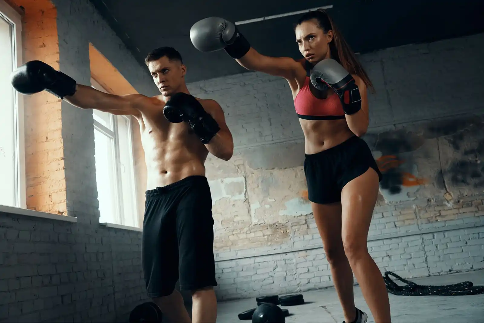 Românii nu se mai mulțumesc cu un singur sport: boxul, padelul și yoga câștigă teren