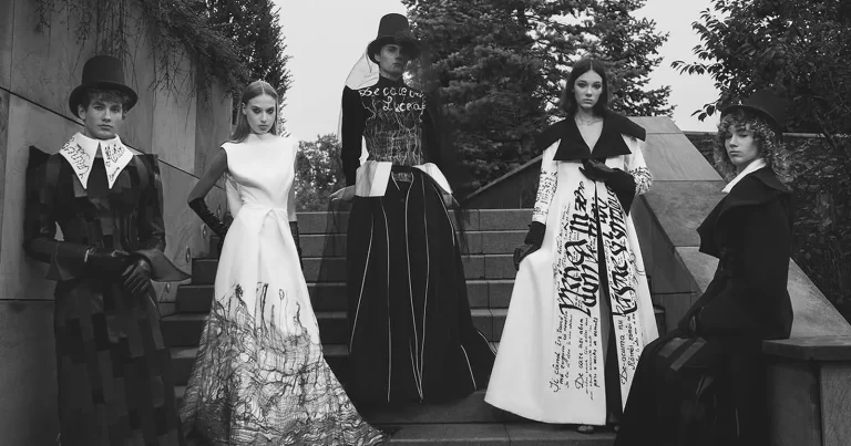 Patru modele prezintă creațiile Stelei Lupu într-un editorial fashion alb-negru pe trepte
