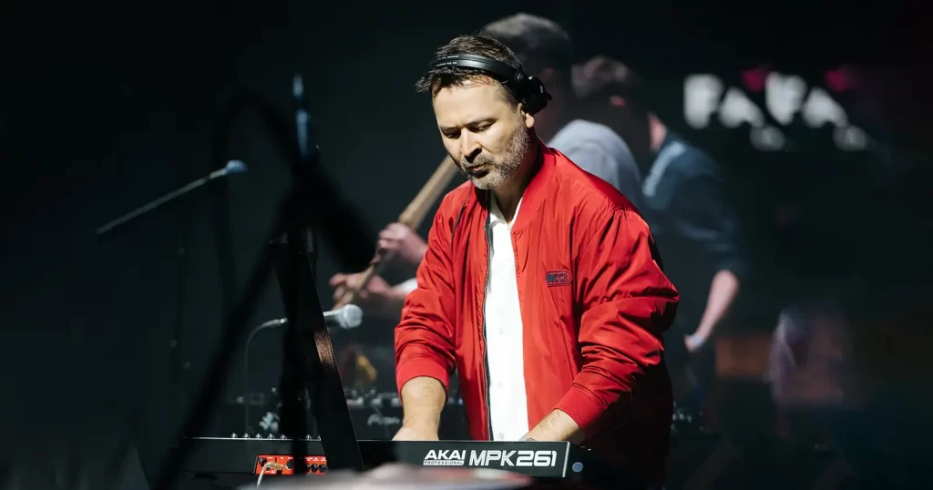 Edward Maya interpretând la clape în timpul unui concert live