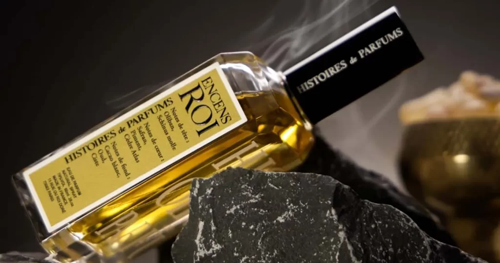 ENCENS ROI de la Histoires de Parfums, sticlă de parfum între roci întunecate și fum de tămâie