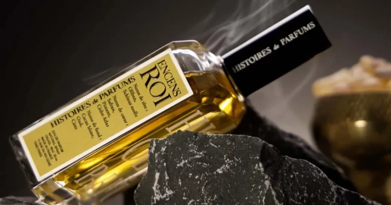 ENCENS ROI de la Histoires de Parfums, sticlă de parfum între roci întunecate și fum de tămâie