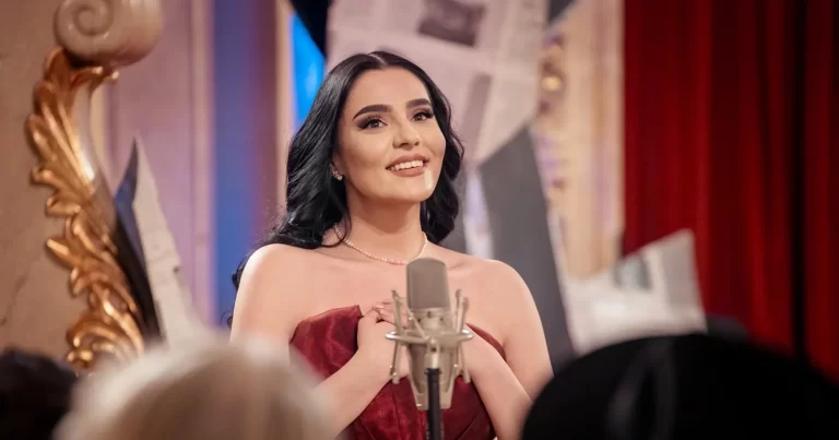 Georgiana Dumitru cântând pe scenă înaintea Concertului Regal Caritabil 2026