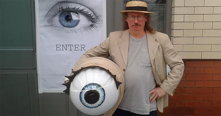 Justin Quinnell lângă două instalații cu ochi supradimensionați, fotografie experimentală