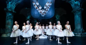 secventa din spectacolul de balet „Lacul lebedelor” de la Opera Comică pentru Copii
