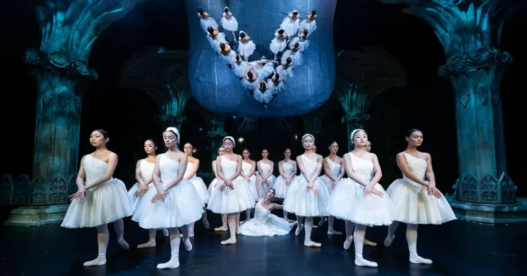 secventa din spectacolul de balet „Lacul lebedelor” de la Opera Comică pentru Copii