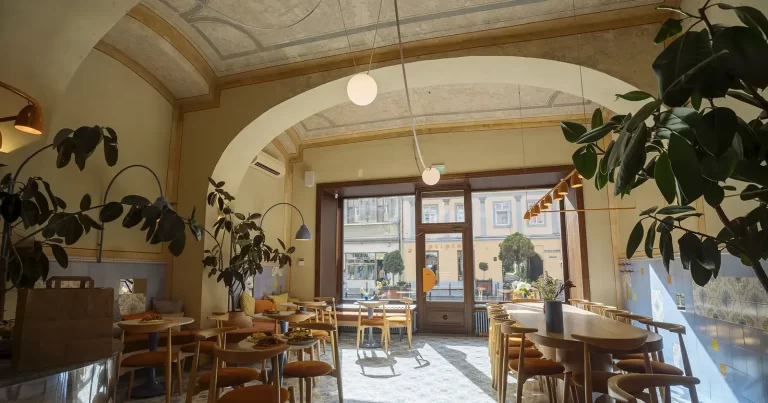 Interiorul Omelett Brașov, cu bolți istorice, mobilier contemporan și amenajare realizată de Team Built