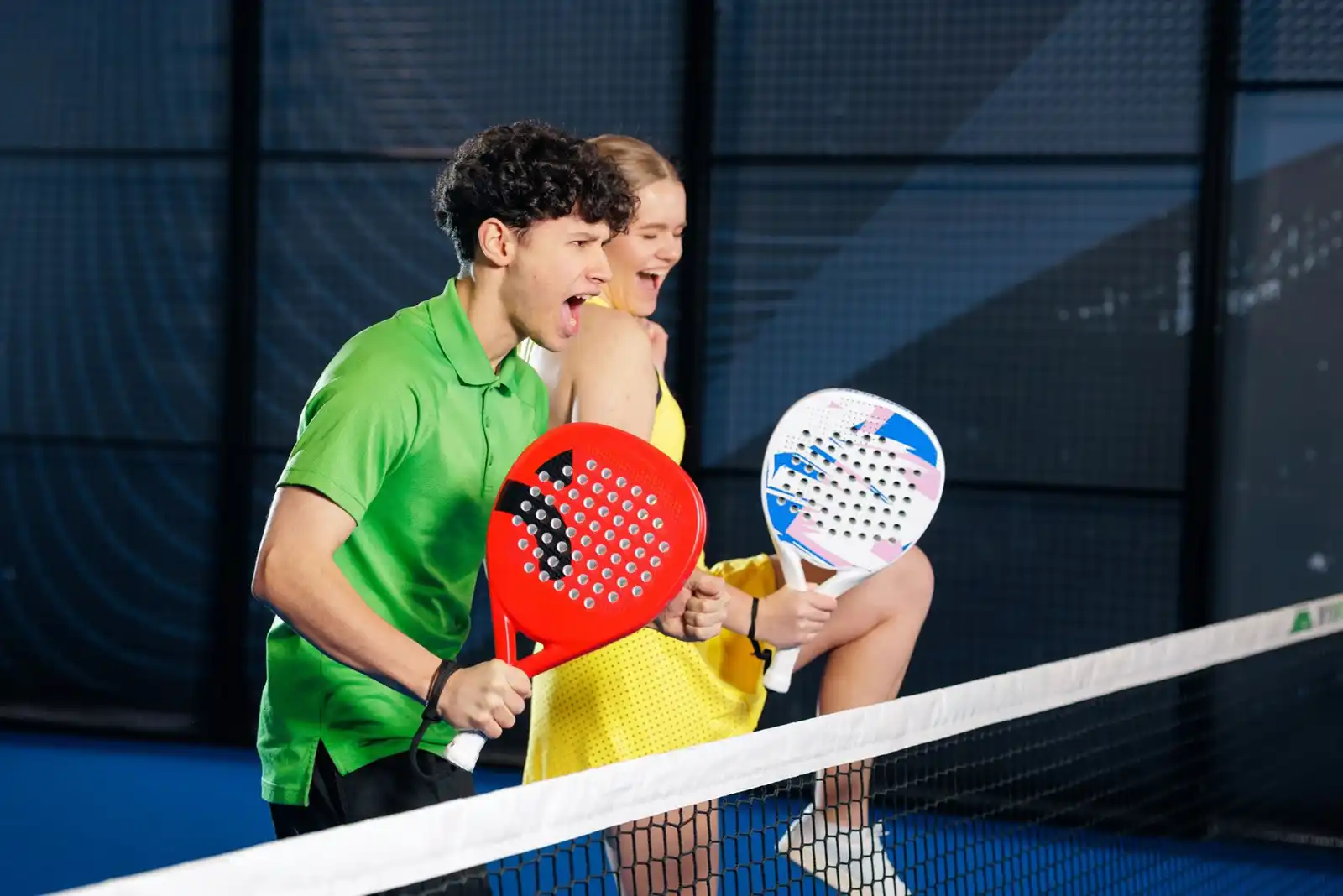 Românii nu se mai mulțumesc cu un singur sport: boxul, padelul și yoga câștigă teren