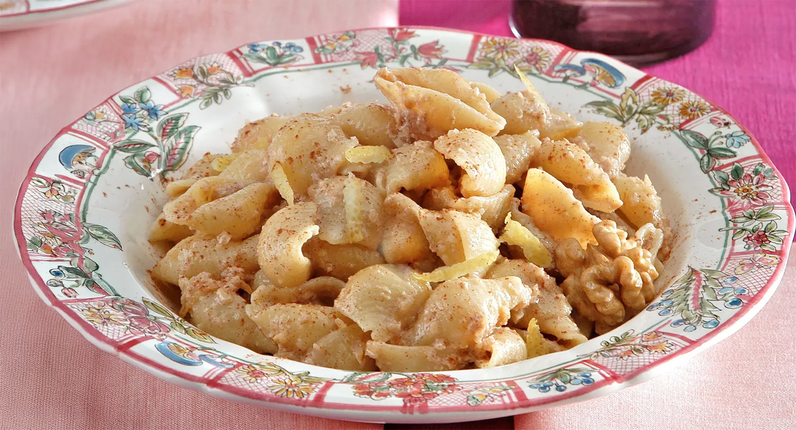 Paste dulci cu nuci și scorțișoară, servite într-un bol decorativ