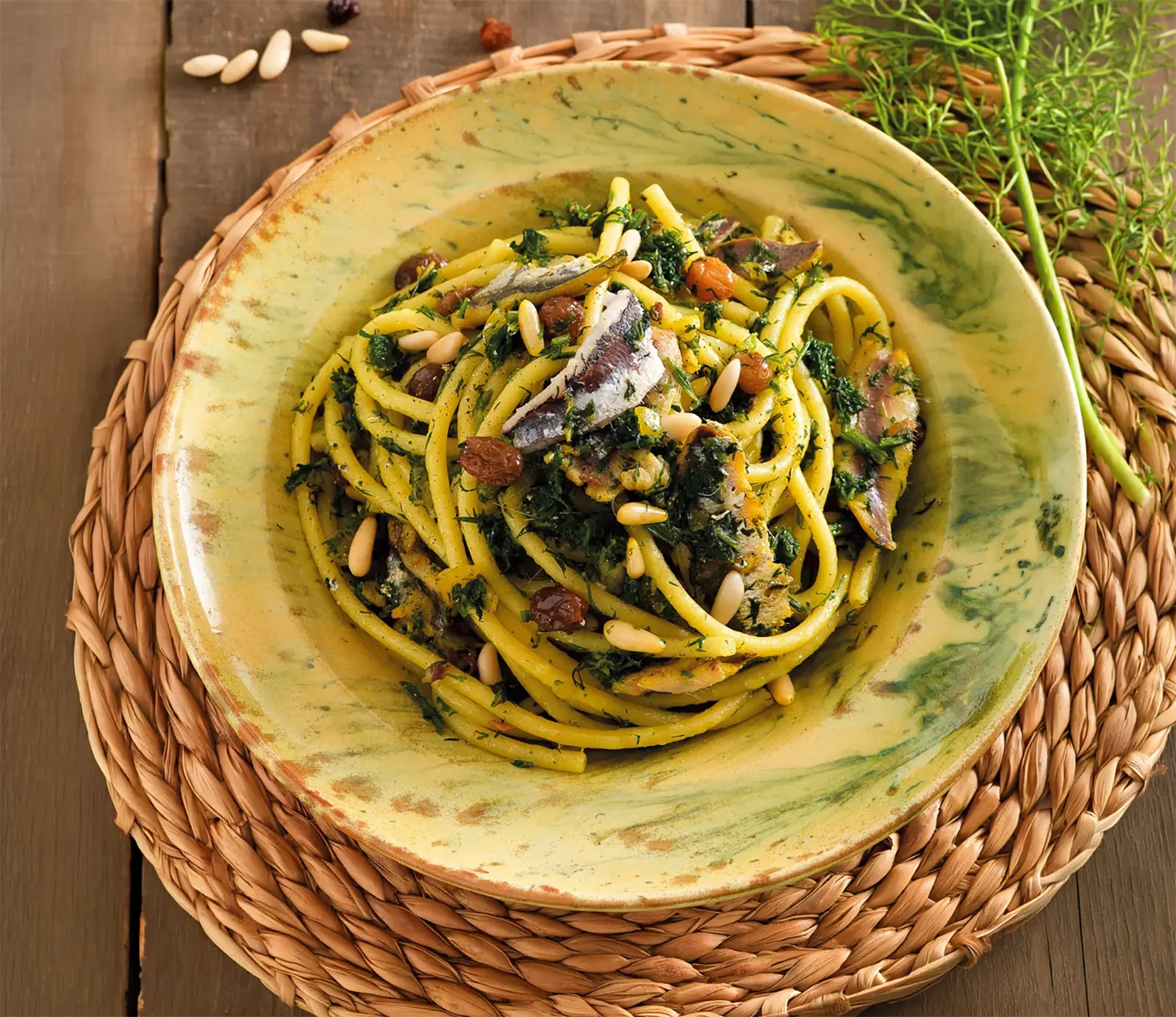 Paste siciliene cu sardine, stafide, muguri de pin și verdețuri