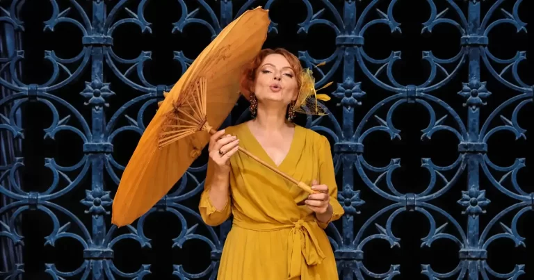 Raluca Stoica, solista Ninigra, într-o fotografie de prezentare cu umbrelă galbenă