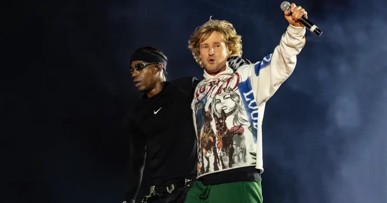Owen Wilson și Travis Scott pe scena festivalului în filmul Rolling Loud