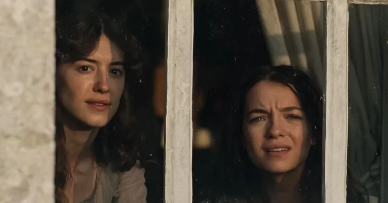 Două personaje feminine la fereastră în filmul Sense and Sensibility 2026