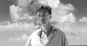 Benjamin Voisin în rolul lui Meursault în Străinul, filmul lui François Ozon
