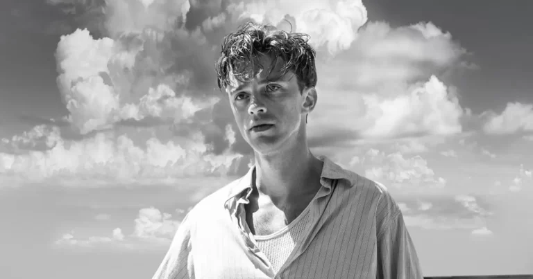 Benjamin Voisin în rolul lui Meursault în Străinul, filmul lui François Ozon