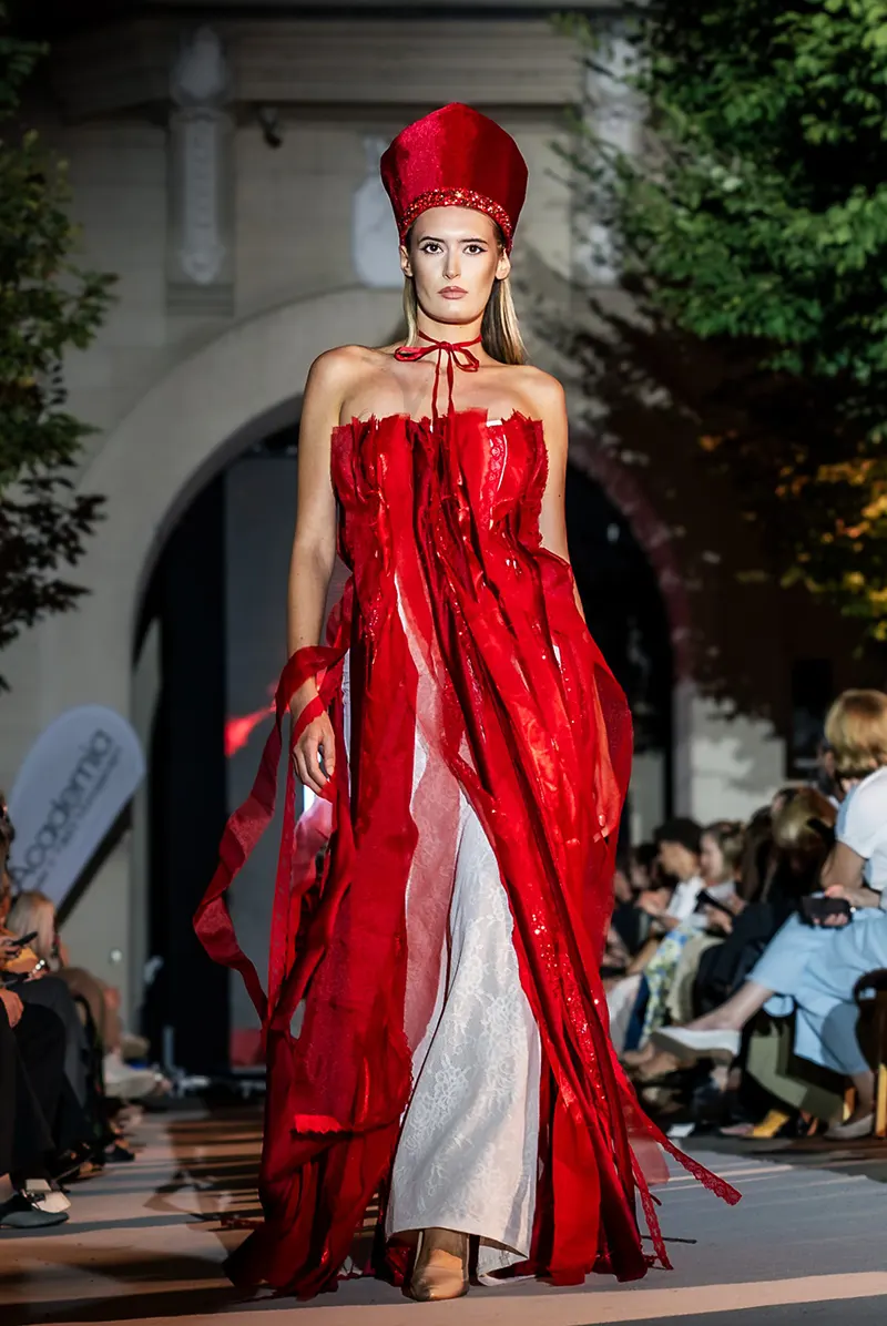 Creație vestimentară roșie prezentată la ART EAST FASHION FESTIVAL