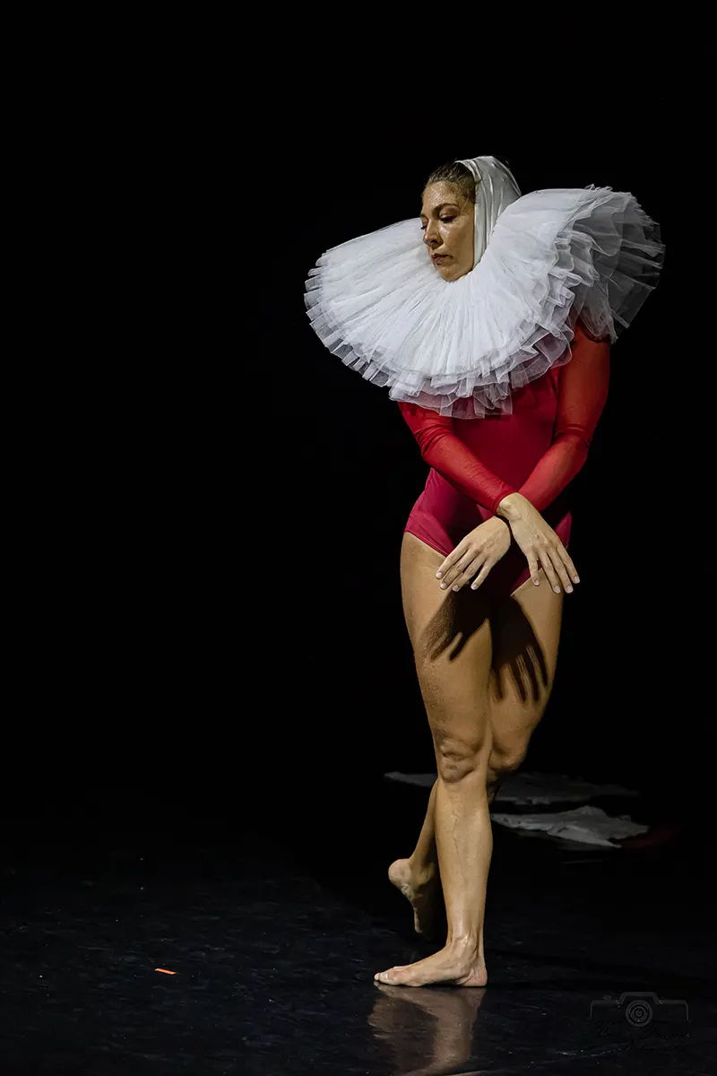 Sofia Sitaru-Onofrei într-un performance de dans contemporan